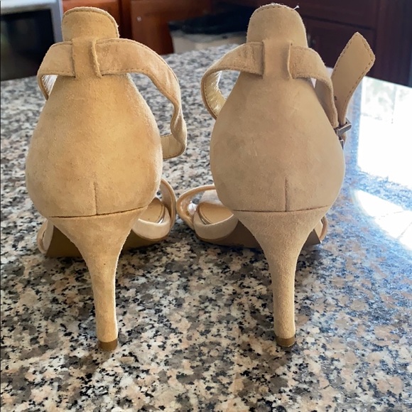 Jessica Simpson size 6 1/2 beige faux suede heels - Picture 3 of 9